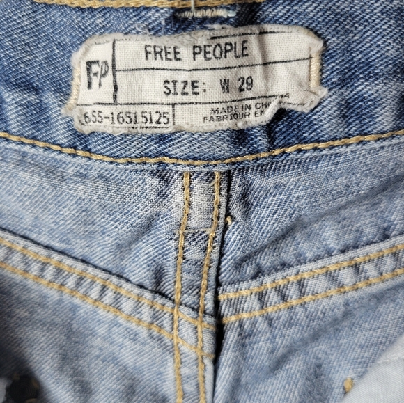 Free People Crochet Trim Denim Shorts Size 29 | Boho Summer Beachwear - Picture 6 of 10